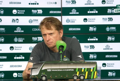 Veja o que o técnico do Coritiba disse sobre o desejo do Flamengo por adiamento