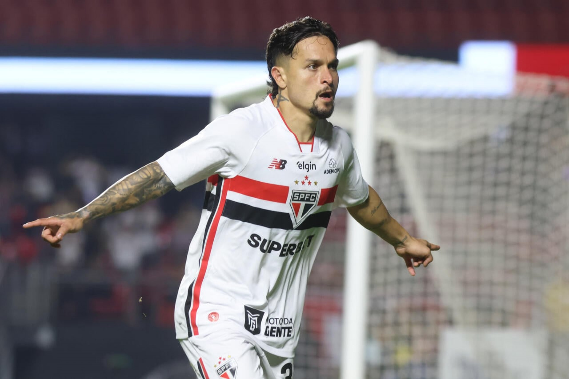 Artur: “Espero ter muitos anos com a camisa do S&atilde;o Paulo”