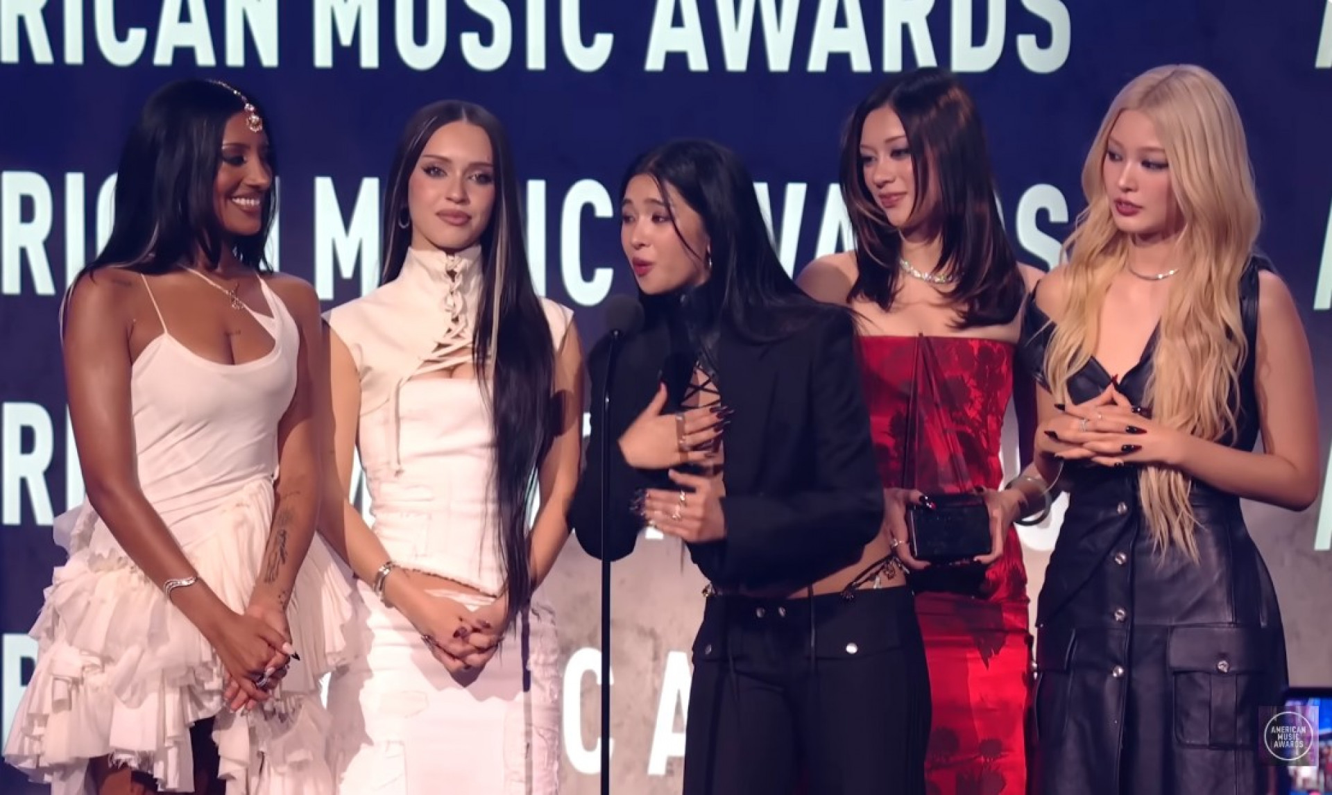 KATSEYE recebe prêmio no 52º American Music Awards - Reprodução / Youtube