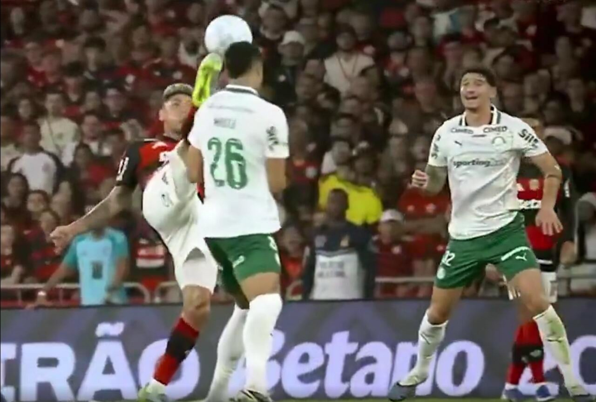 Carrascal n&atilde;o descarta sa&iacute;da, e Flamengo aguarda propostas ap&oacute;s a Copa