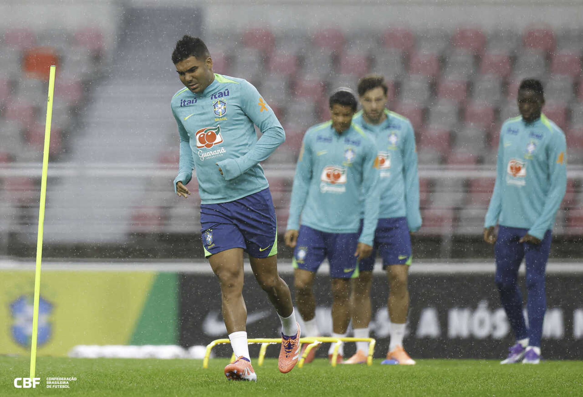 Casemiro ser&aacute; o primeiro convocado a chegar &agrave; Granja para prepara&ccedil;&atilde;o do Brasil