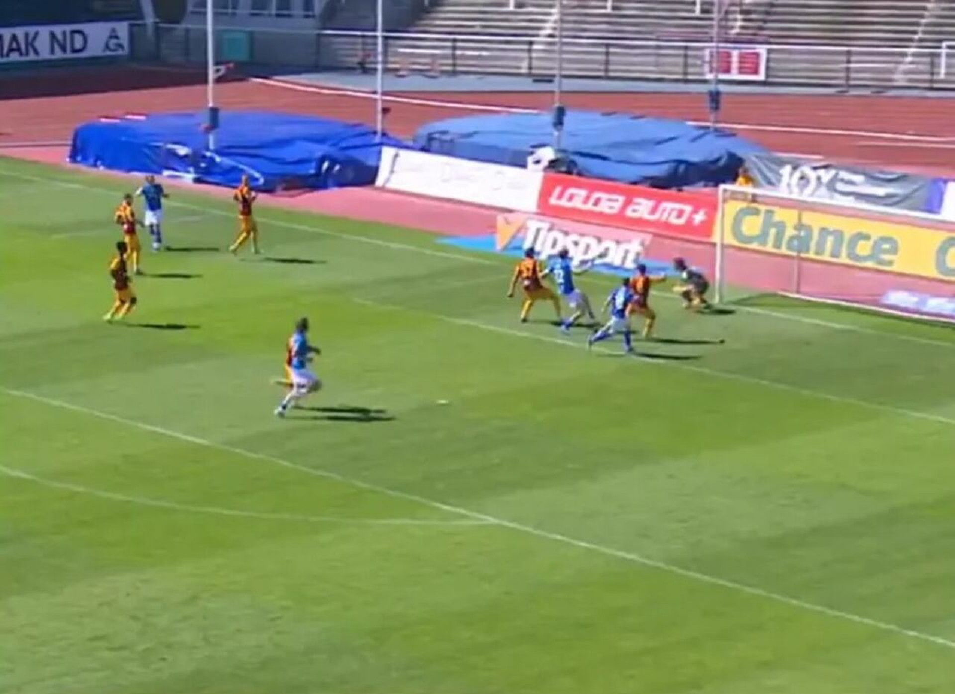 Time marca tr&ecirc;s gols contra e amarga queda na Ch&eacute;quia; veja o v&iacute;deo