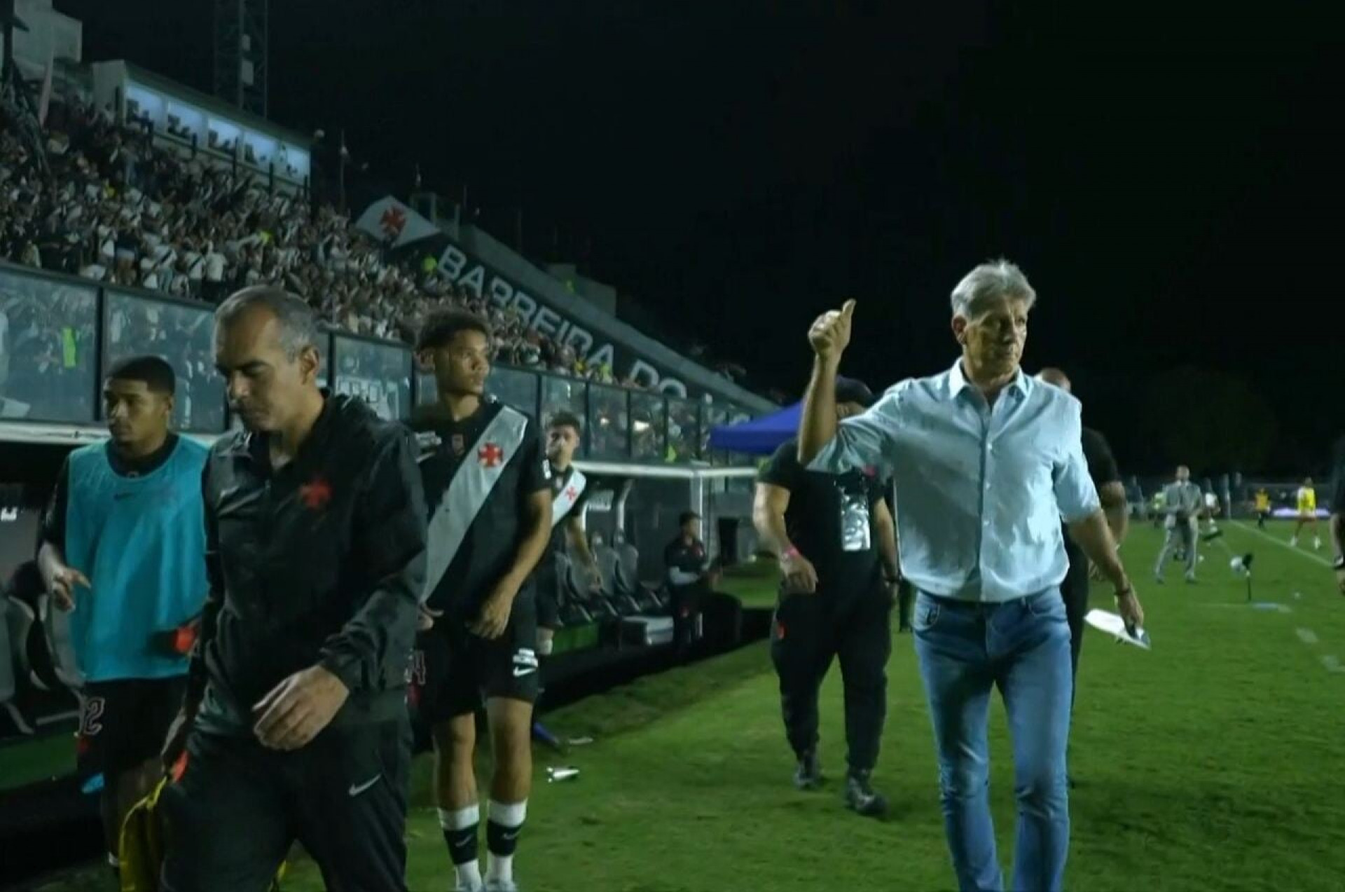 STJD denuncia o Vasco por copos arremessados no gramado