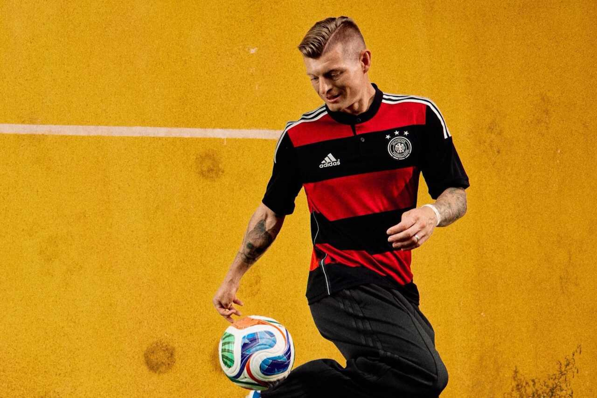 Alemanha relan&ccedil;a camisa do hist&oacute;rico 7 a 1 sobre o Brasil na Copa de 2014