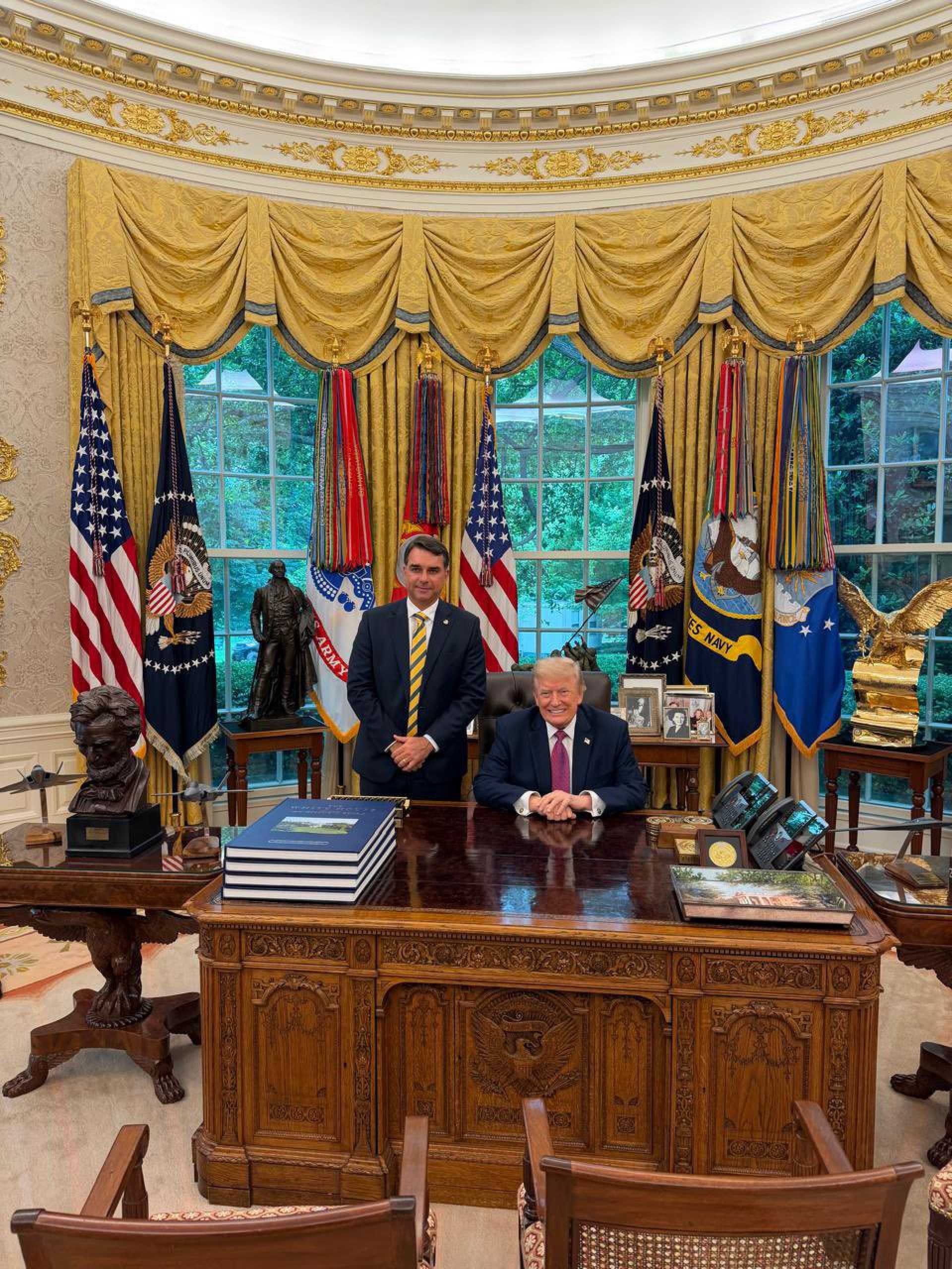 Bolsonaristas defendem Flávio e Trump