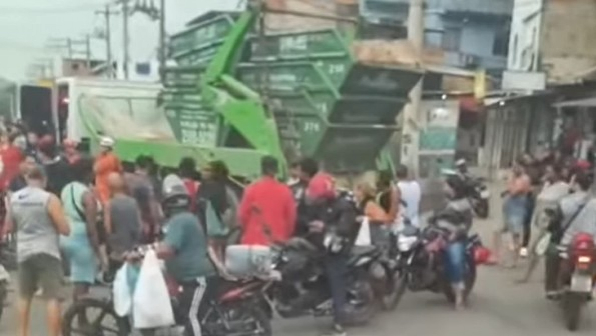 Homem morre atropelado por caminhão no Jacaré