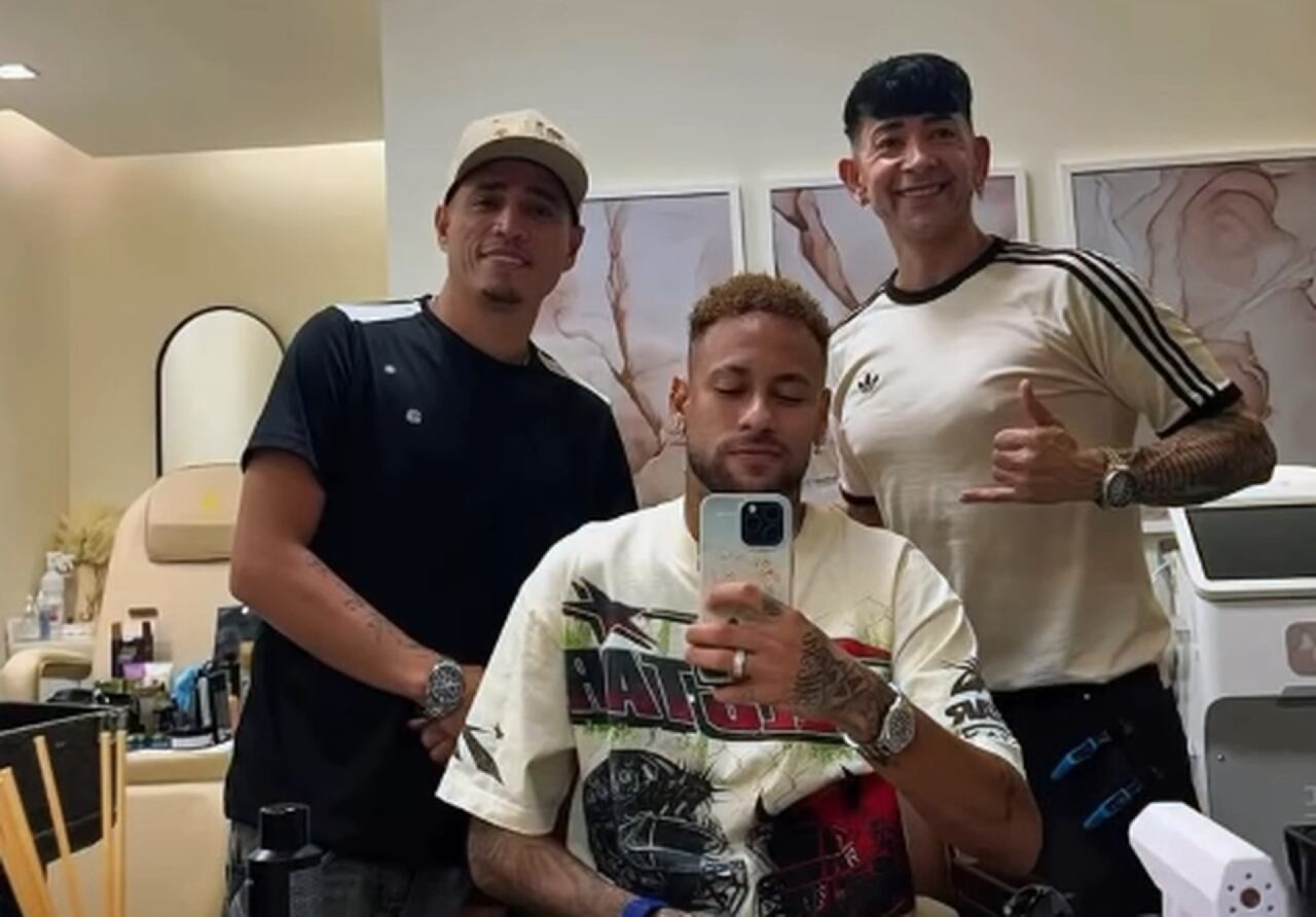 Neymar de cabelo azul? Entenda a foto do craque que tomou as redes