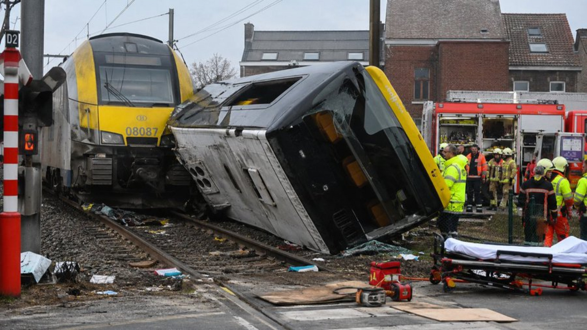 Acidente entre ônibus escolar e trem provoca várias mortes na Bélgica
