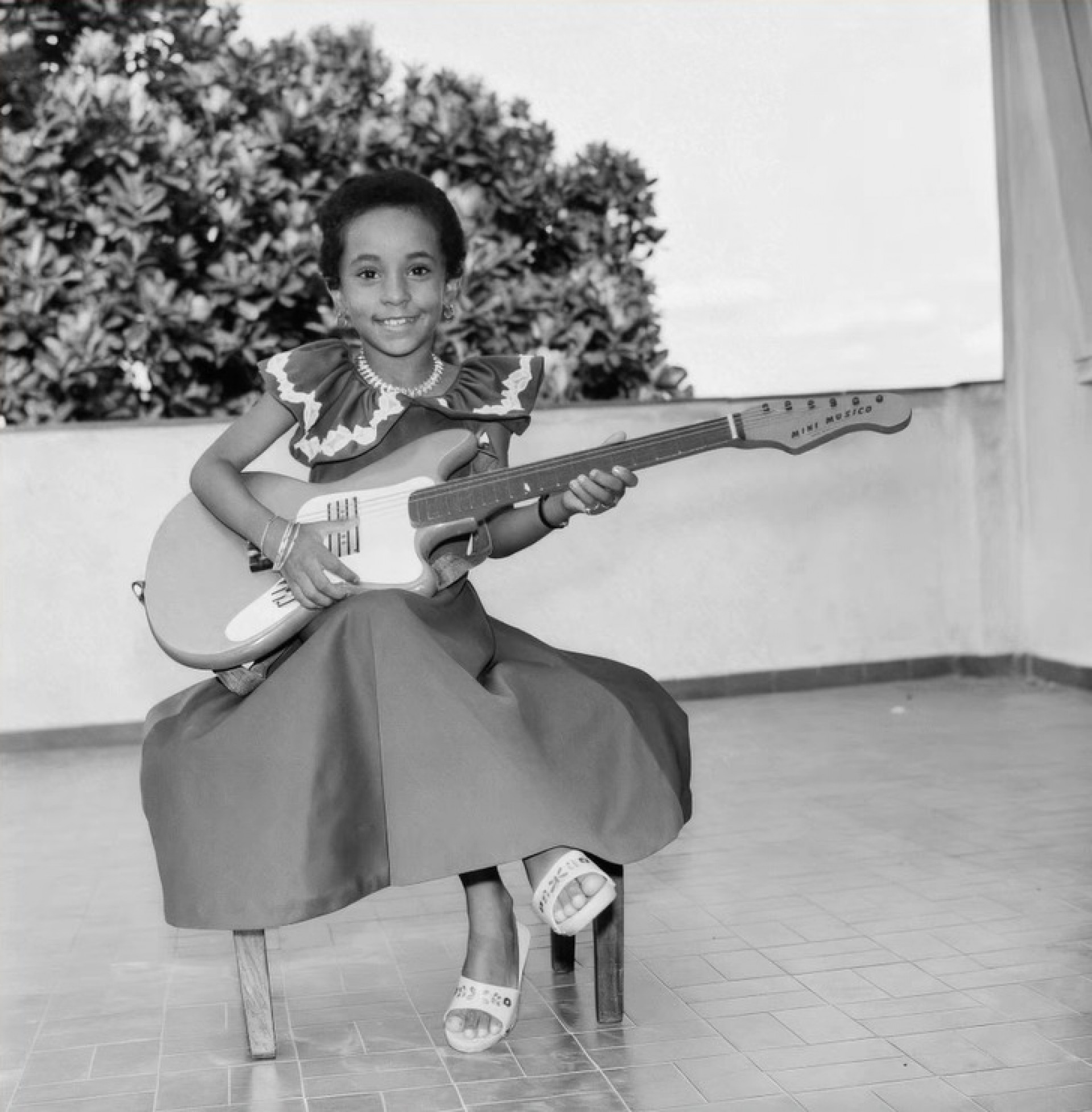 Fotografia de uma menina posando com sua guitarra  - Divulgação / Museu de Arte do Rio
