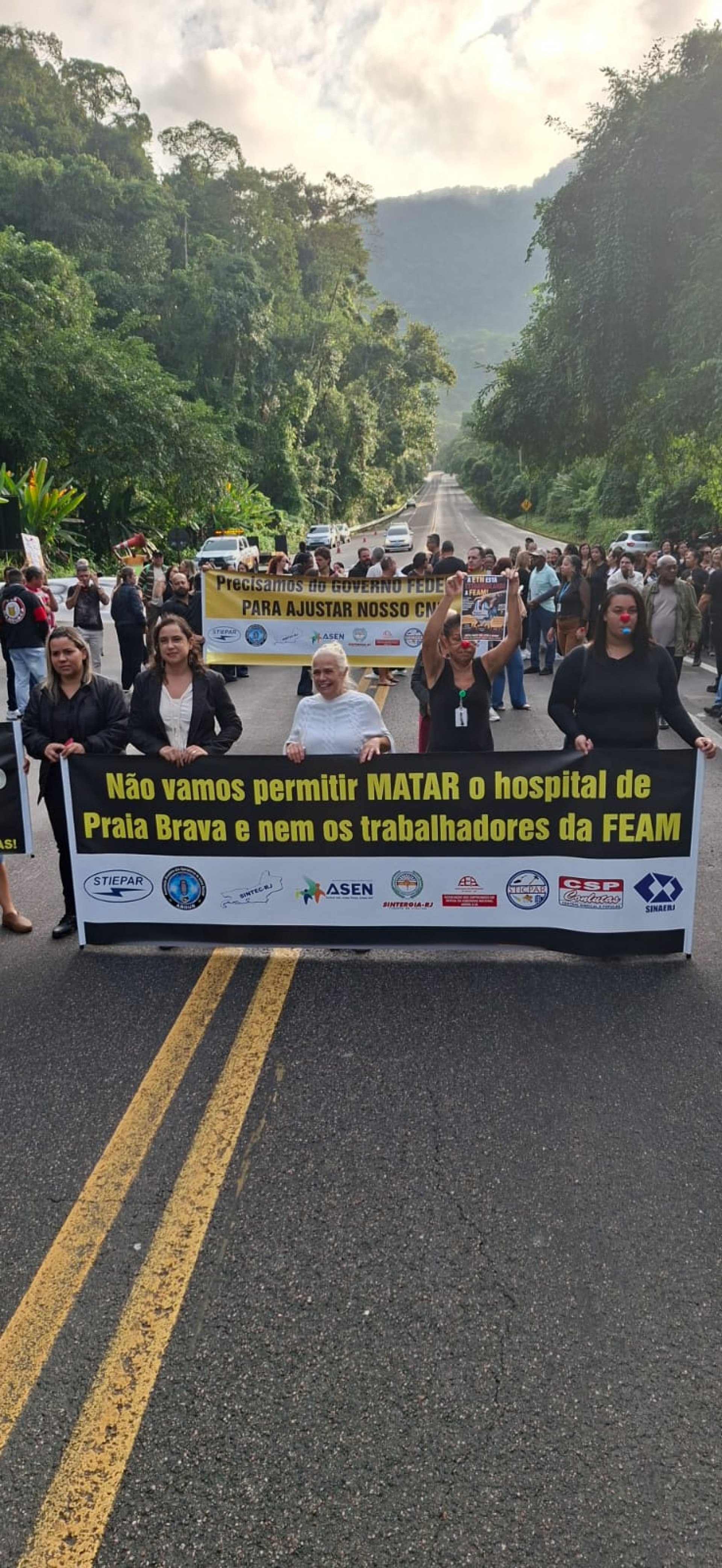 Manifestação bloqueia a Rio-Santos em defesa do Hospital de Praia Brava, em Angra dos Reis