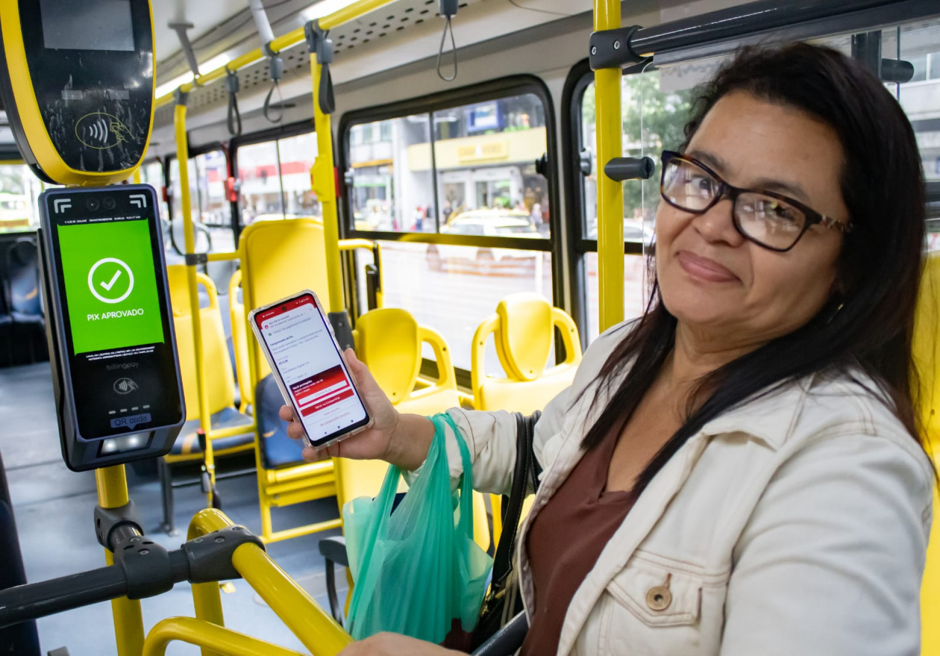 Bióloga Luiza Tortori, 58, tentou pagar a tarifa usando cartão de crédito, mas não conseguiu - Érica Martin/ Agência O Dia