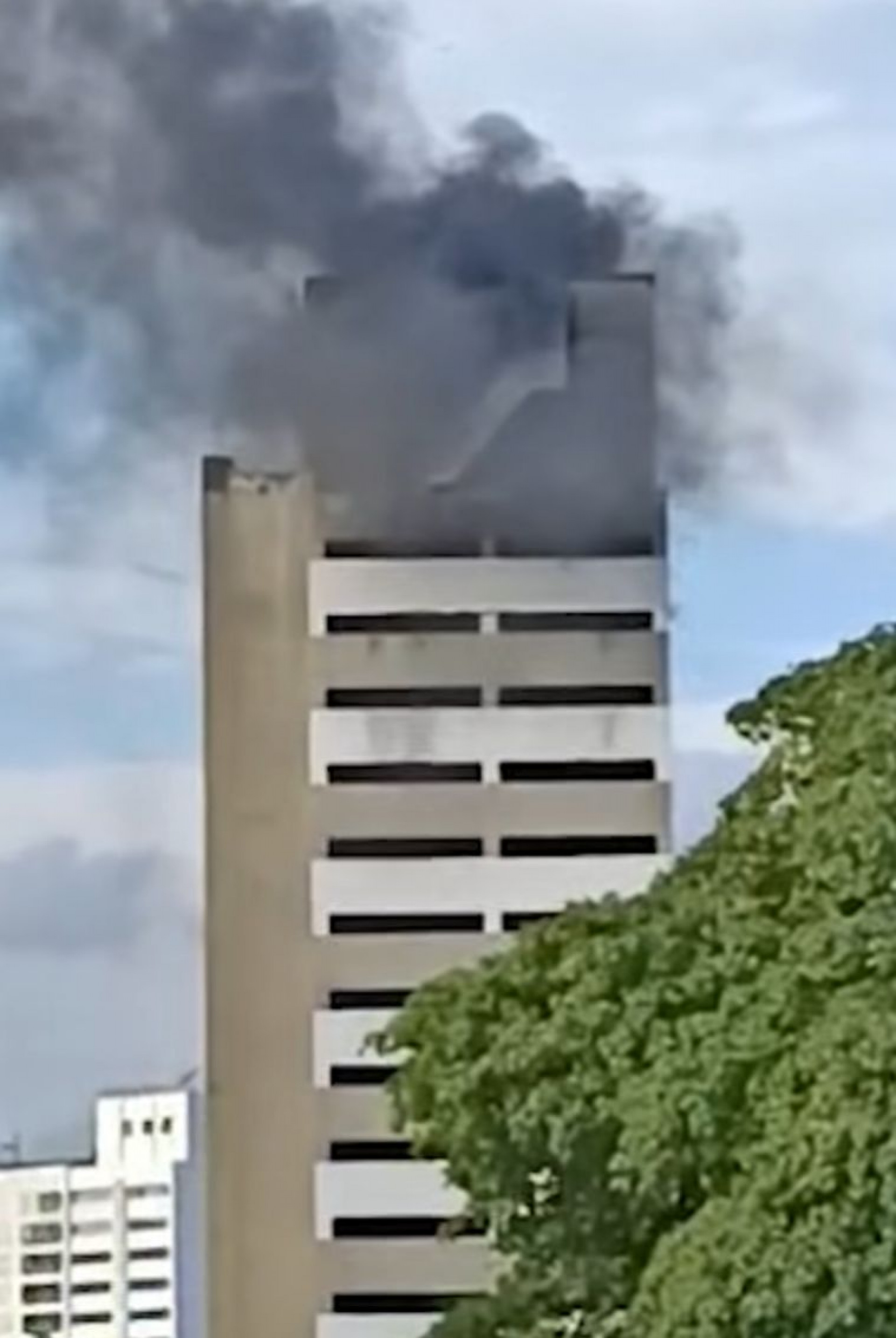 Incêndio atinge edifício no Centro do Rio