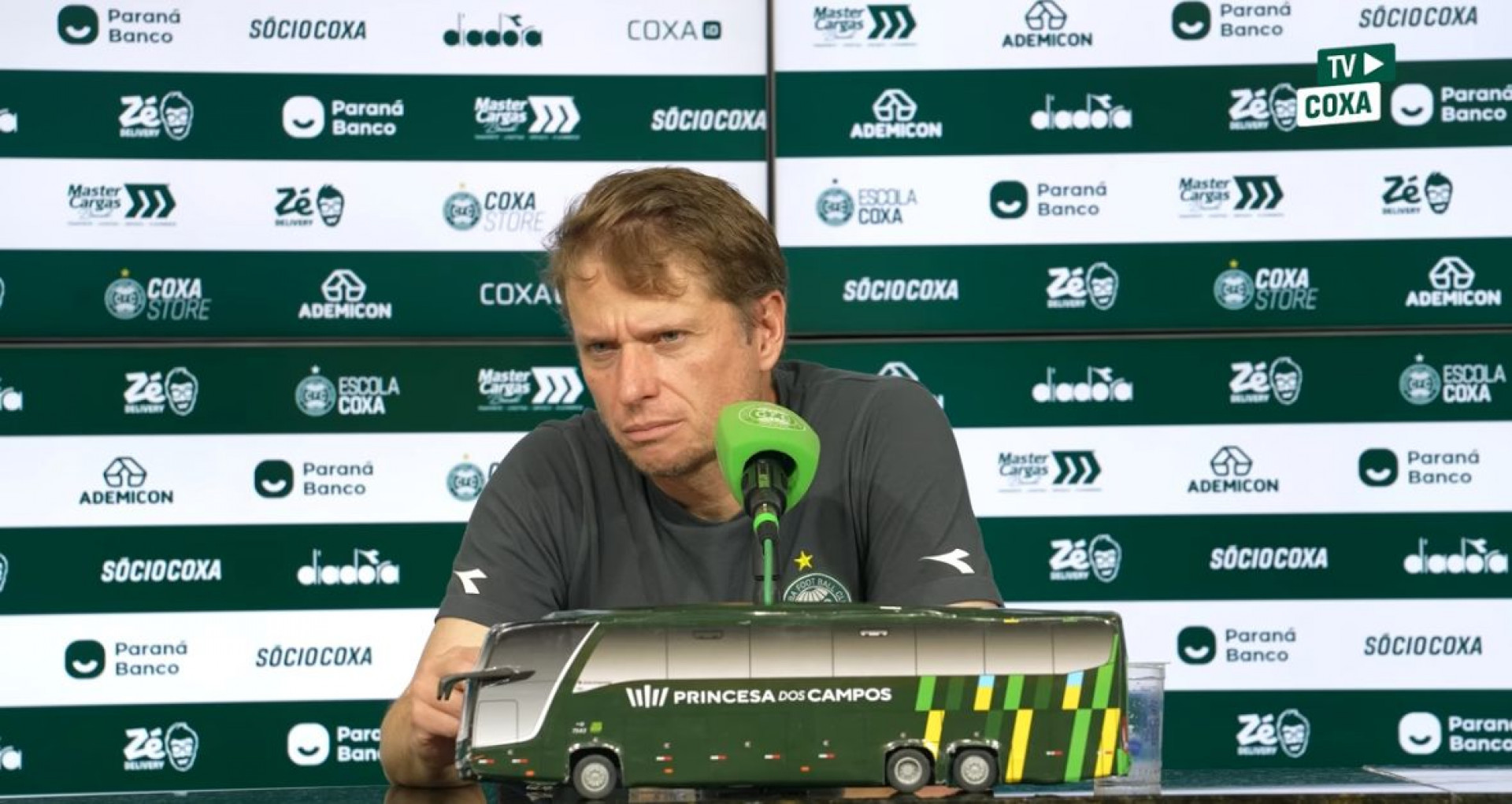 Veja o que o técnico do Coritiba disse sobre o desejo do Flamengo por adiamento