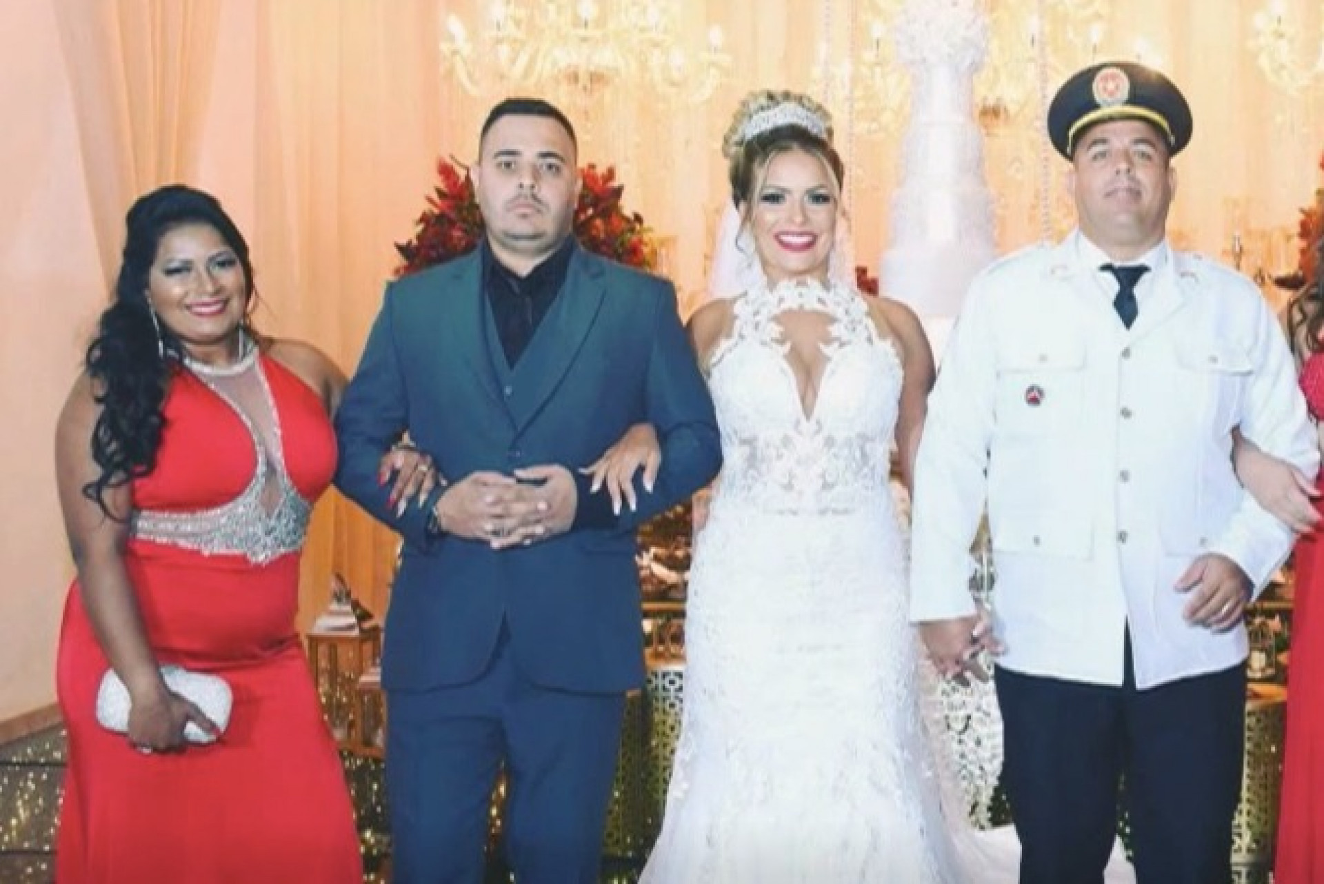Davidson Vasconcellos (de terno cinza) foi padrinho de casamento de Tayana Rangel Cardeal (vestida de noiva) - Reprodu&ccedil;&atilde;o/Redes sociais