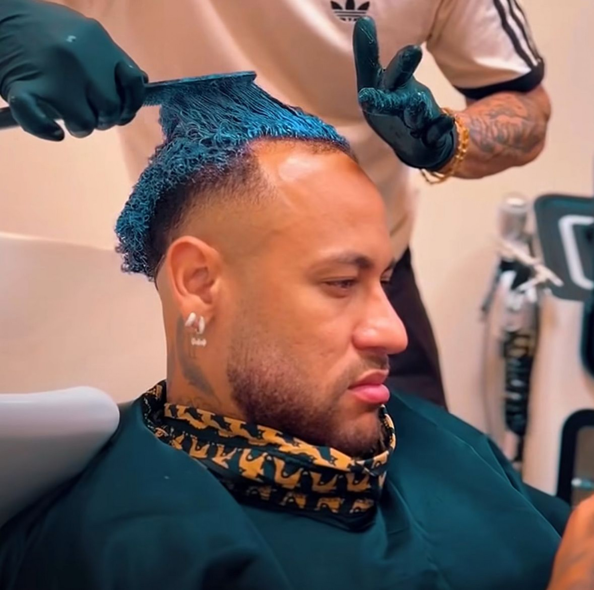 Neymar de cabelo azul? Vídeo do jogador viraliza nas redes