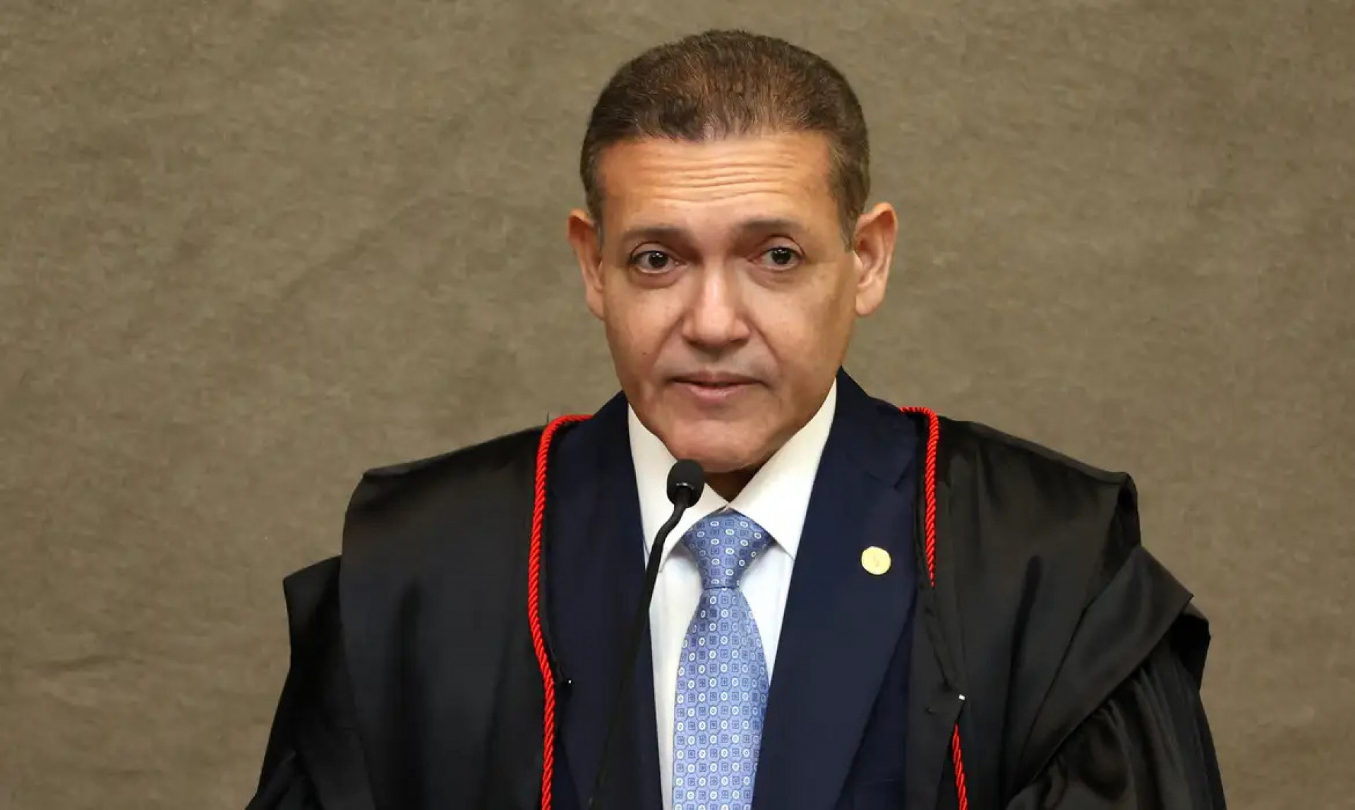 Nunes Marques pede parecer da PGR sobre revisão da condenação de Bolsonaro