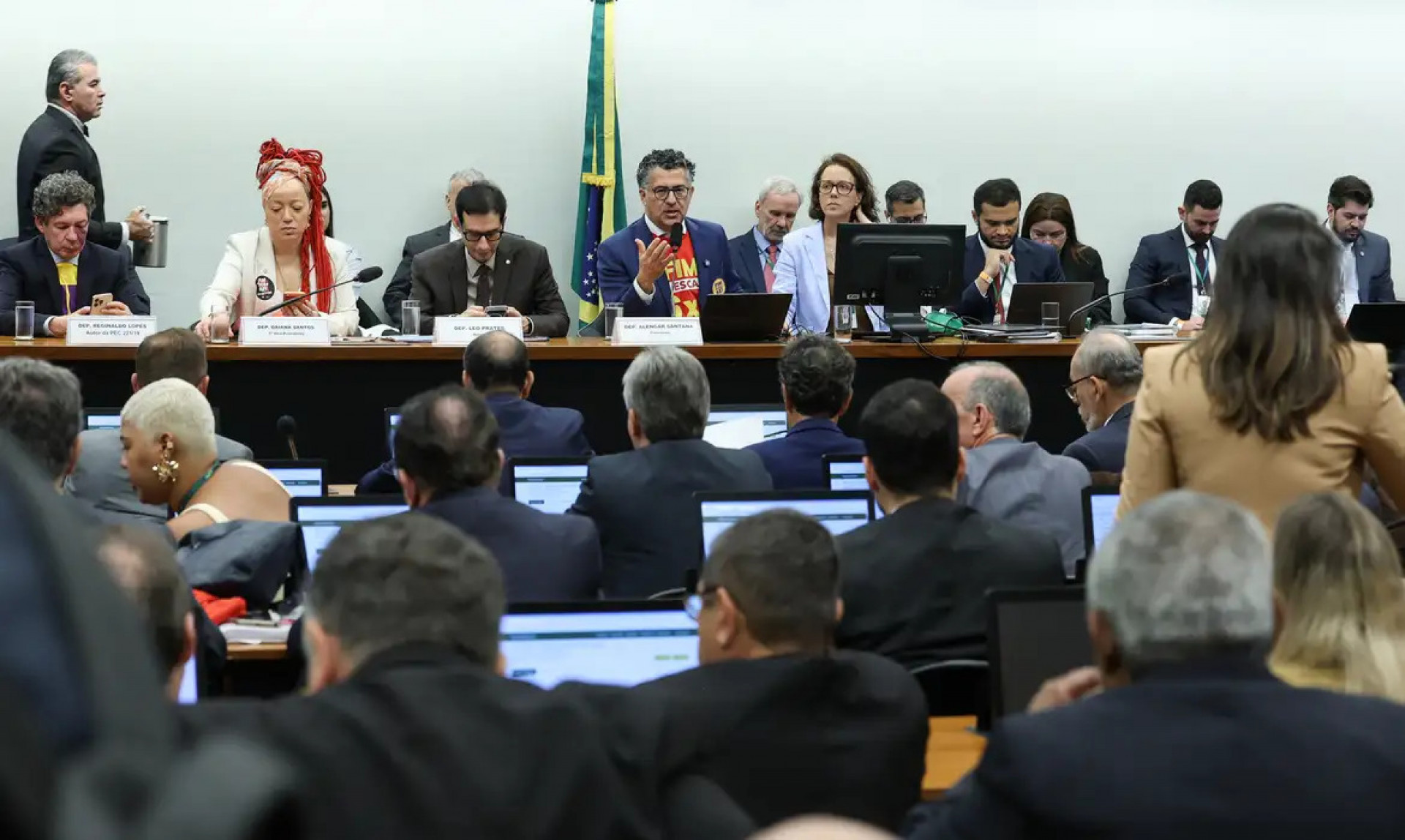 Câmara aprova, em primeiro turno, PEC do fim da escala 6x1