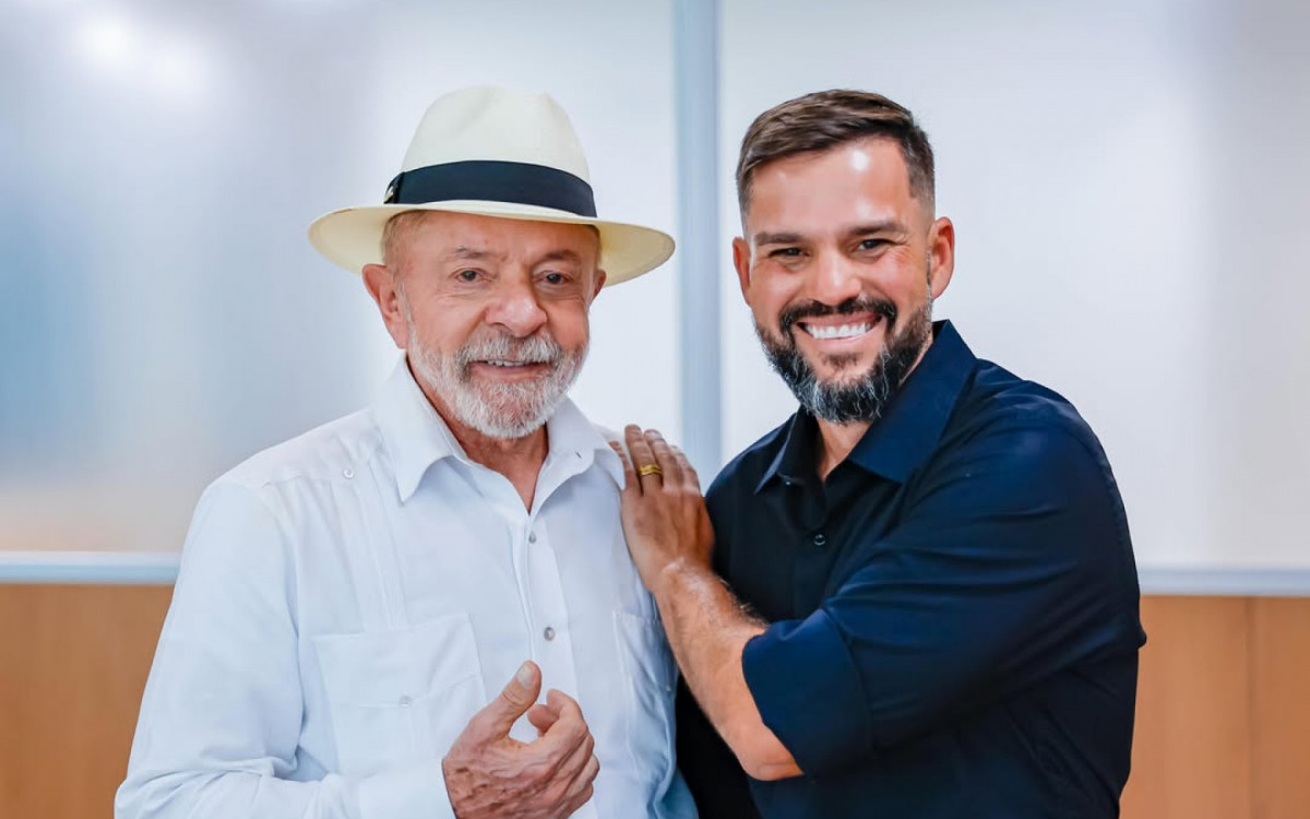 Publicou uma foto geral, no palco com Lula mas só hoje divulgou imagem dele ao lado do presidente.