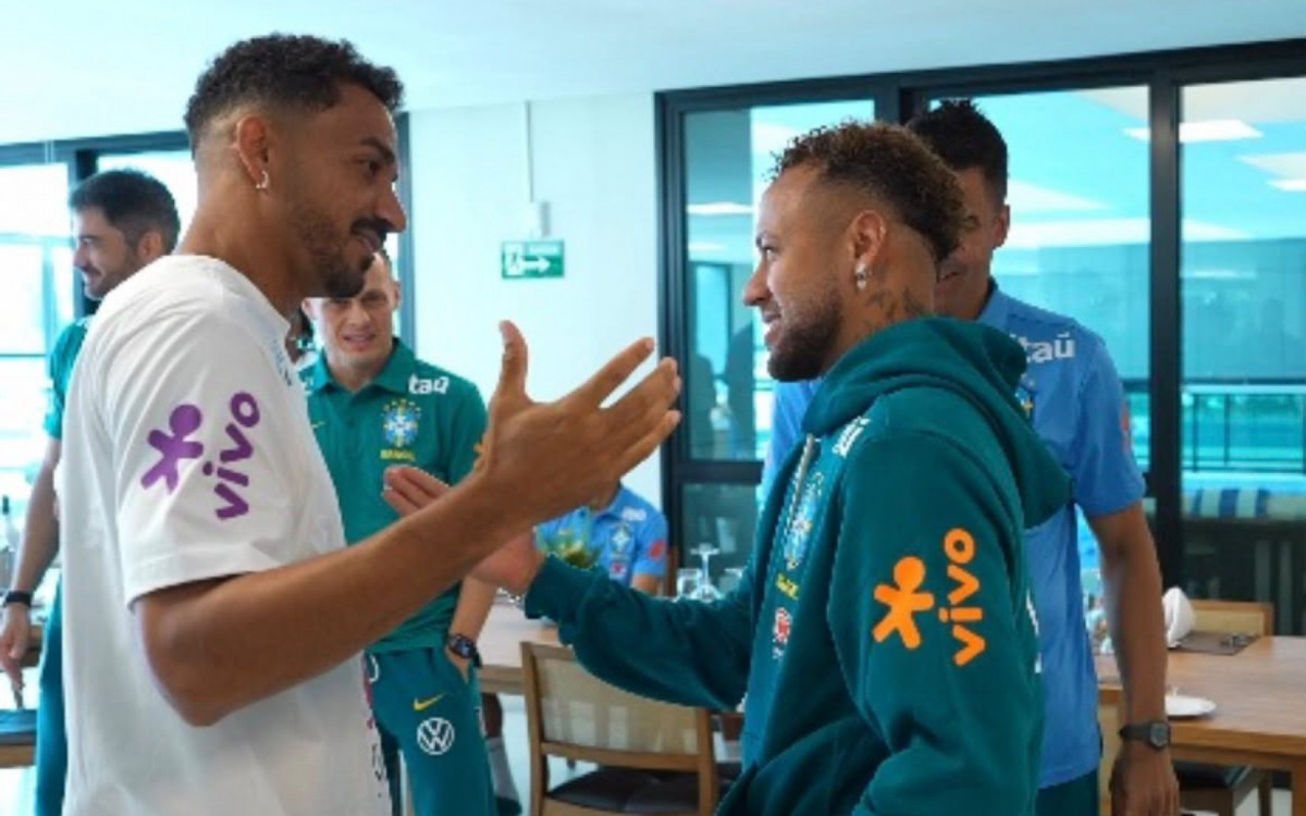 Neymar (&agrave; direita) far&aacute; tratamento intensivo para se recuperar o mais rapidamente poss&iacute;vel
