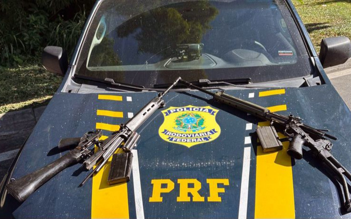 Tiras da PRF apreenderam dois fuzis calibre 7,62, em Petrópolis