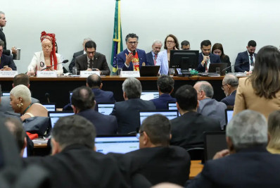 Centrão tenta derrubar transição de 60 dias para fim da escala 6x1