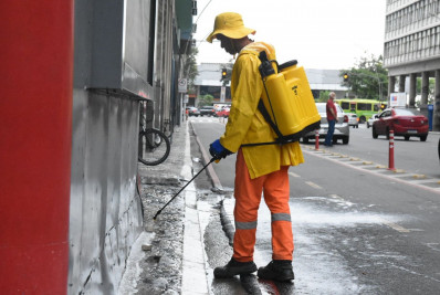 Clin reforça higienização da Avenida Amaral Peixoto com nova tecnologia