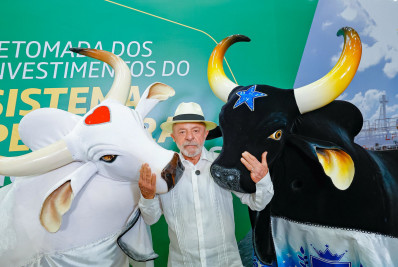Governo tentará recomprar refinarias privatizadas, diz Lula