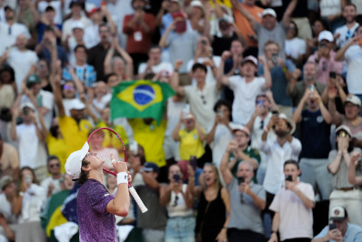 João Fonseca arranca virada heroica e vai enfrentar Djokovic em Roland Garros