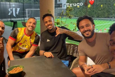 Solteiro, Vini Jr. reúne amigos para noite de truco em mansão no Rio