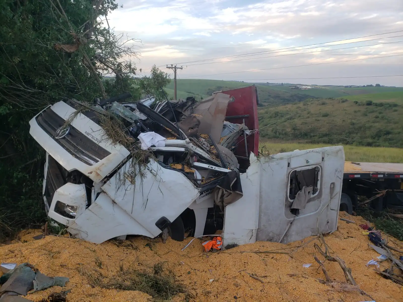 Motorista morre soterrado por carga de milho em Juiz de Fora