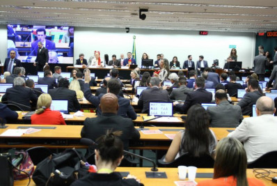 Comissão da Câmera aprova texto-base da PEC que acaba com a escala 6x1
