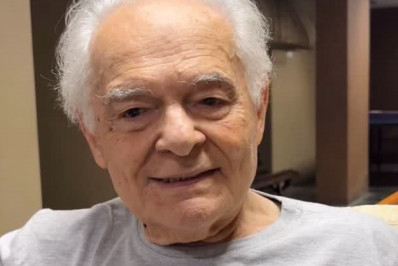 Vídeo: Em recuperação, Othon Bastos agradece homenagens de aniversário 