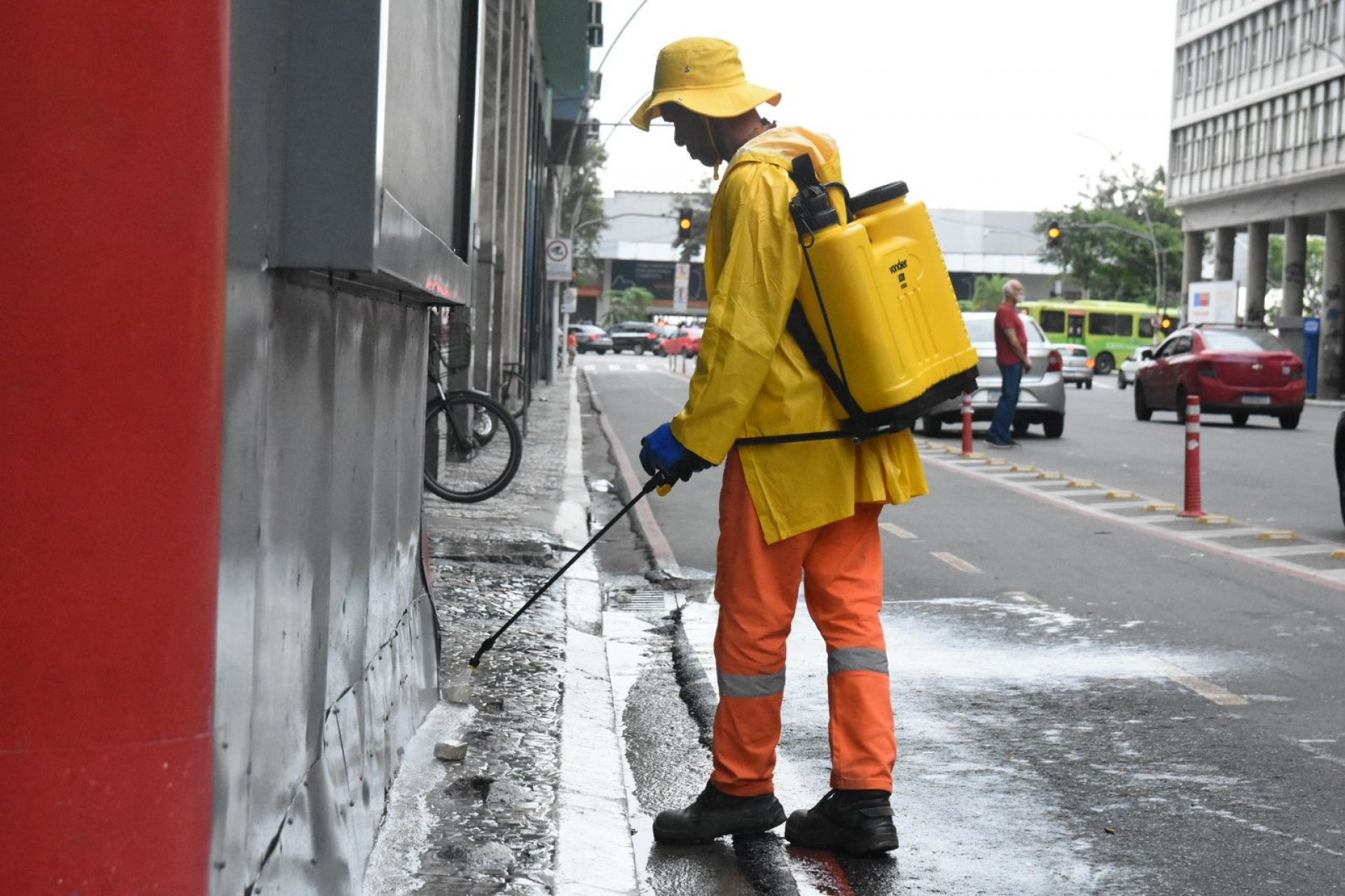 Clin reforça higienização da Avenida Amaral Peixoto com nova tecnologia