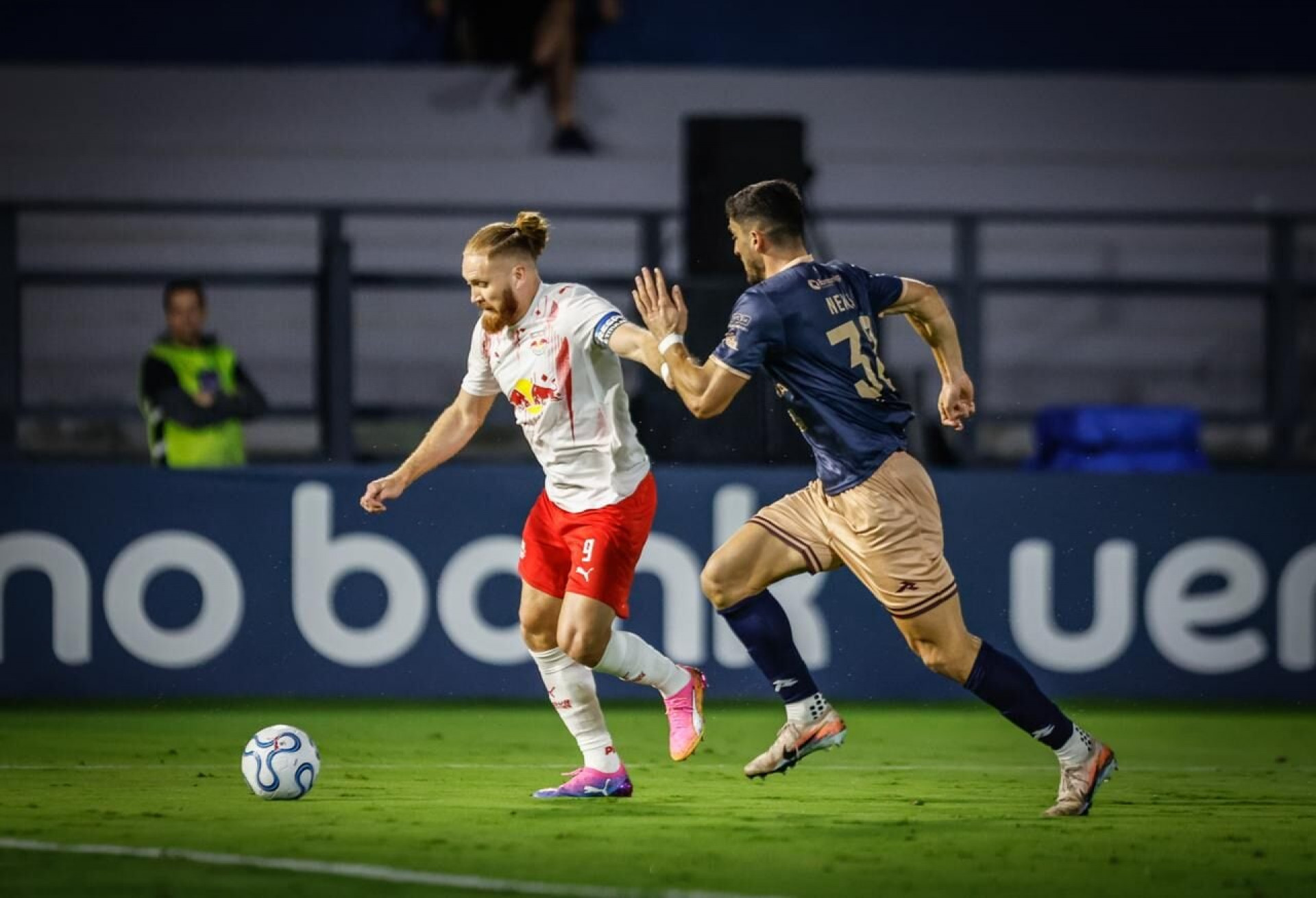 Bragantino sofre, mas vence Carabobo e continua na Sul-Americana