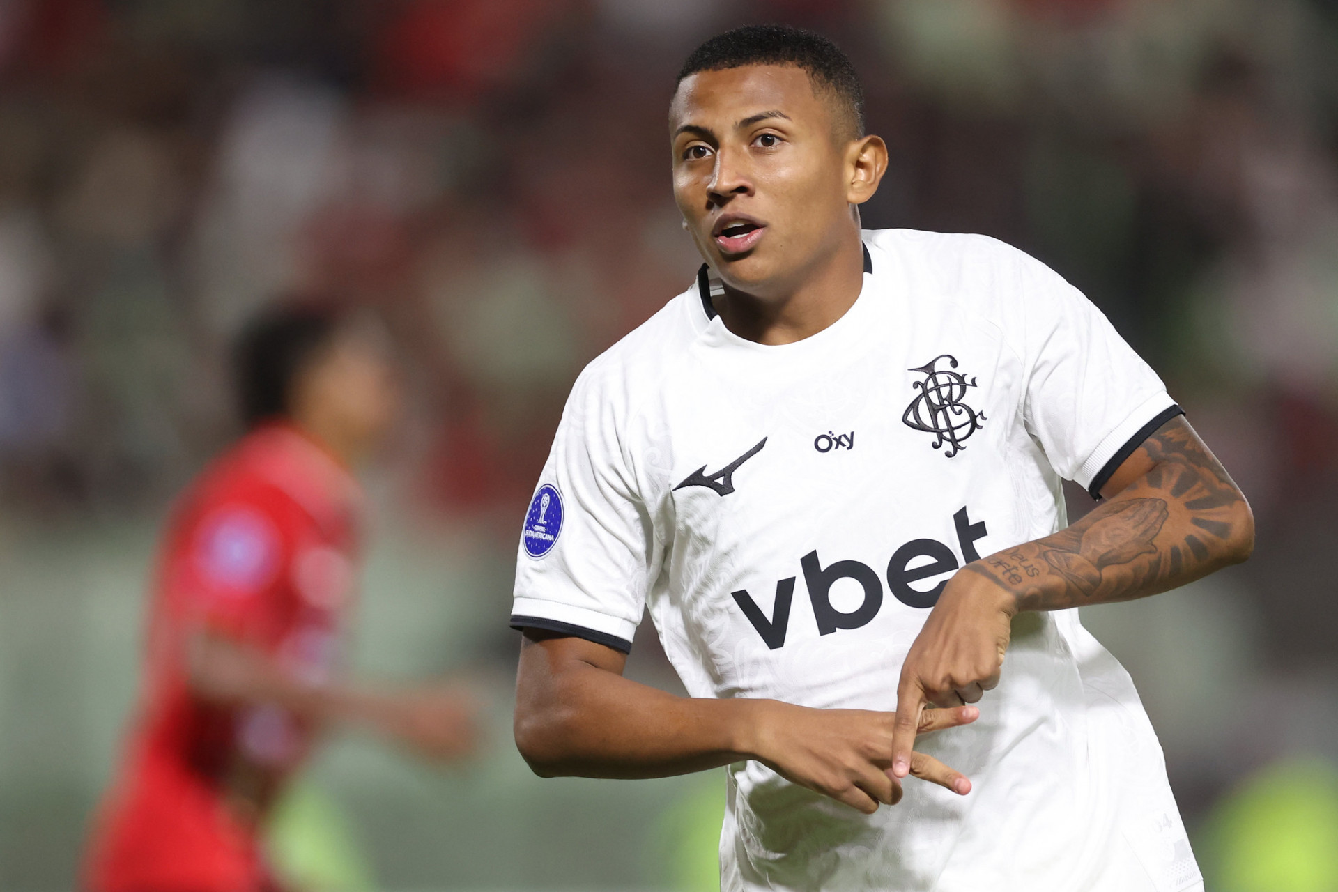 Botafogo vence o Caracas de virada e garante melhor campanha da Sul-Americana