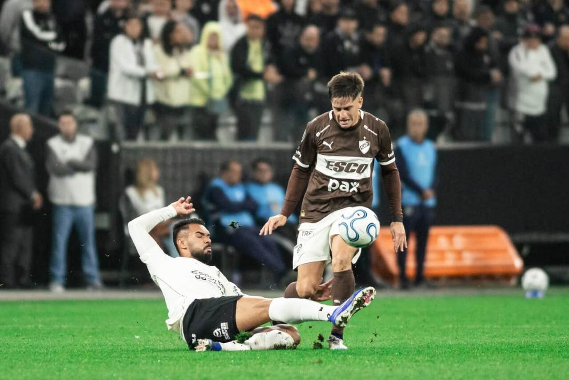 Hugo Souza falha,  e Corinthians perde para o Platense na Libertadores