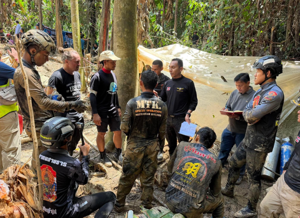 Cinco pessoas foram resgatadas com vida após uma semana presas em uma caverna no Laos - Reprodução / Redes sociais