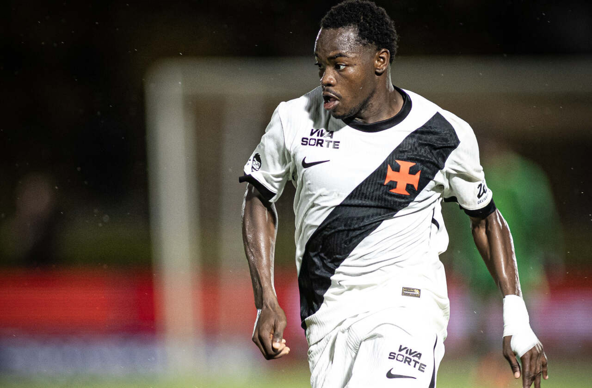 Andr&eacute;s G&oacute;mez celebra reencontro do Vasco com a vit&oacute;ria e convoca&ccedil;&atilde;o para Copa do Mundo