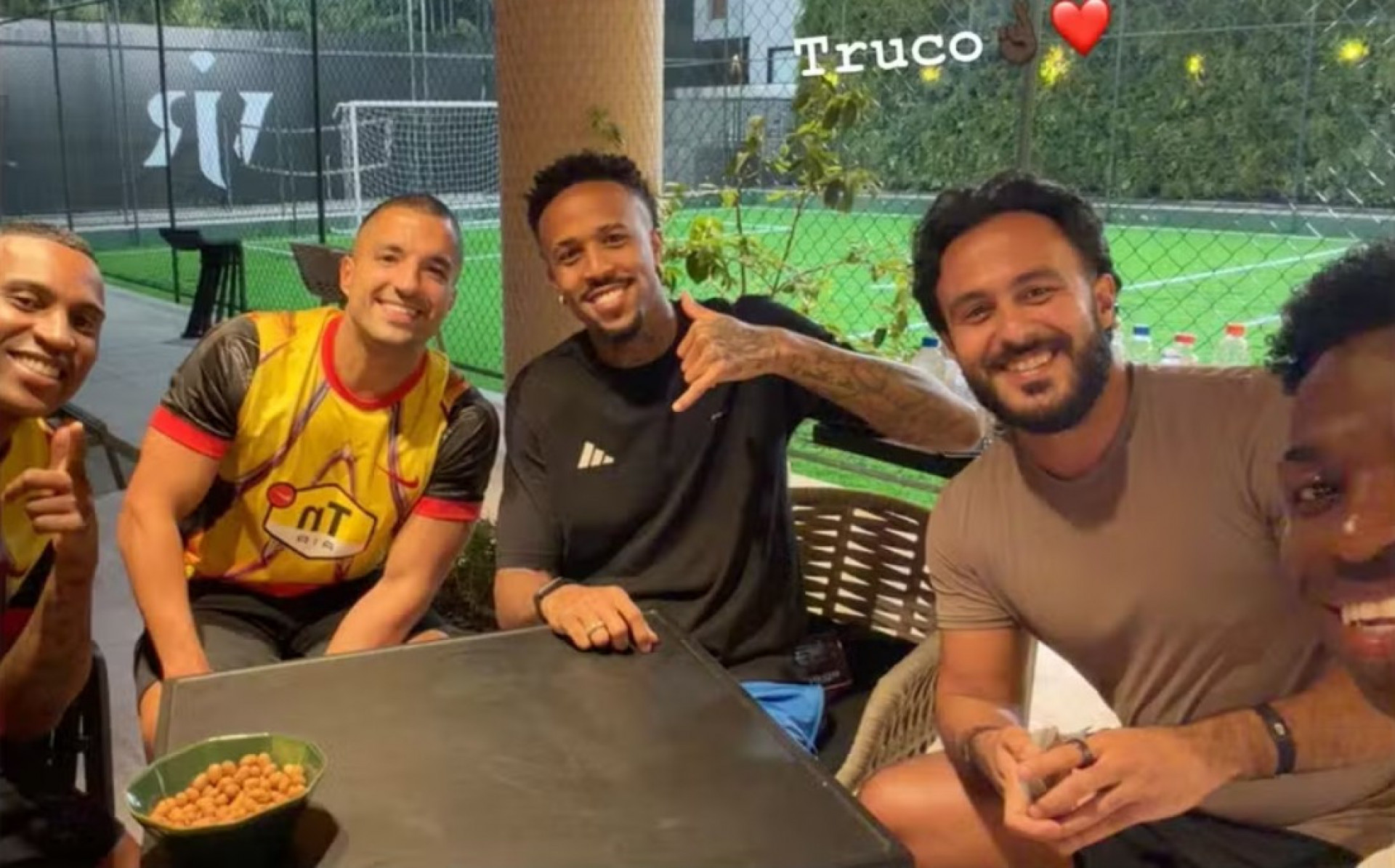 Vini Jr. se reúne com amigos para jogar truco - Reprodução / Instagram