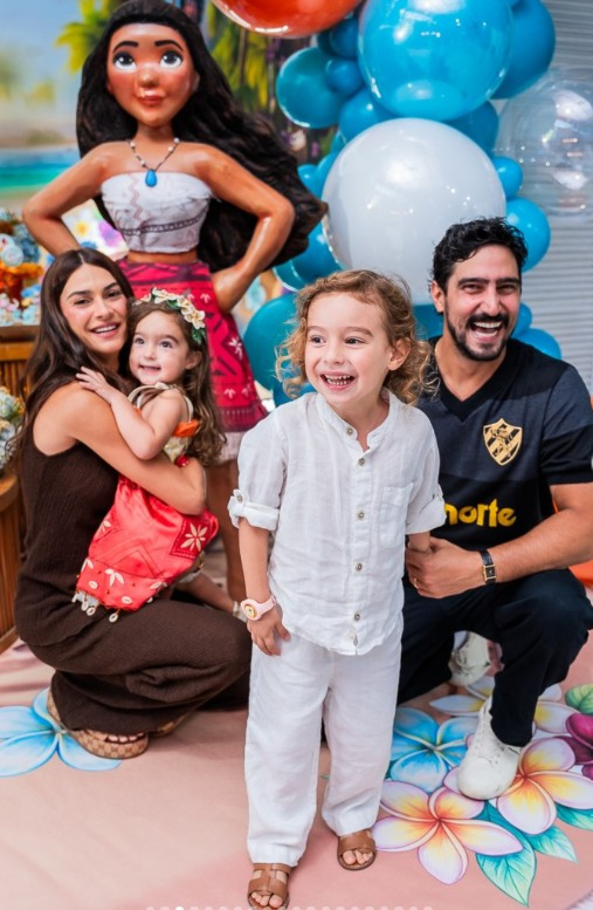 Thaila Ayala e Renato Góes com os filhos, Tereza e Francisco - Reprodução / Instagram