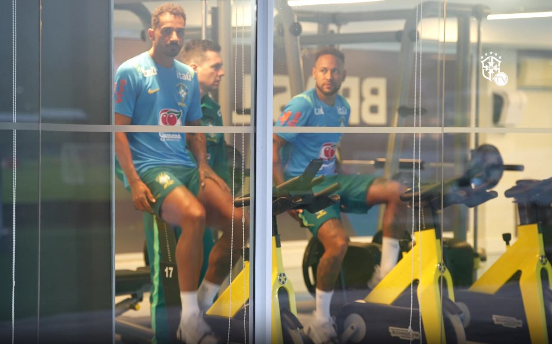 Preocupa&ccedil;&atilde;o com Neymar aumenta ap&oacute;s jogador mancar em cl&iacute;nica