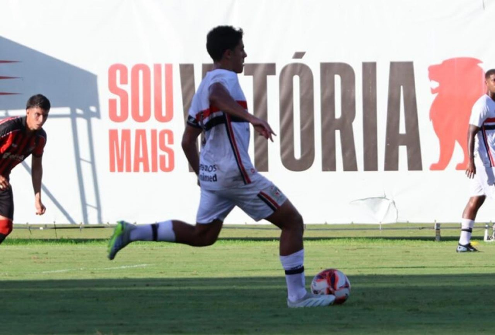 S&atilde;o Paulo vence o Vit&oacute;ria pelo Brasileiro Sub-20 e respira na competi&ccedil;&atilde;o