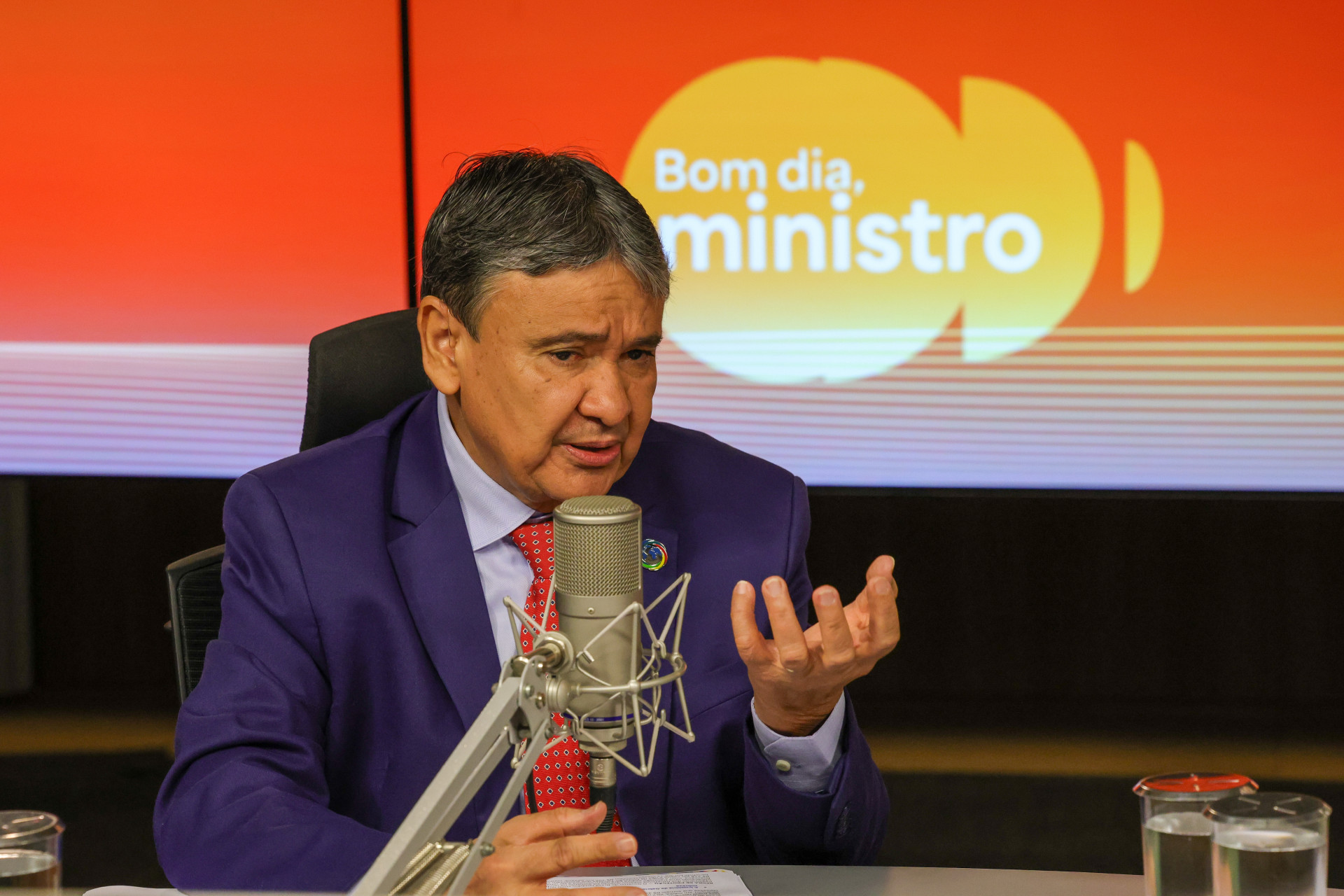 Ministro rebate Luciano Huck e defende Bolsa Família