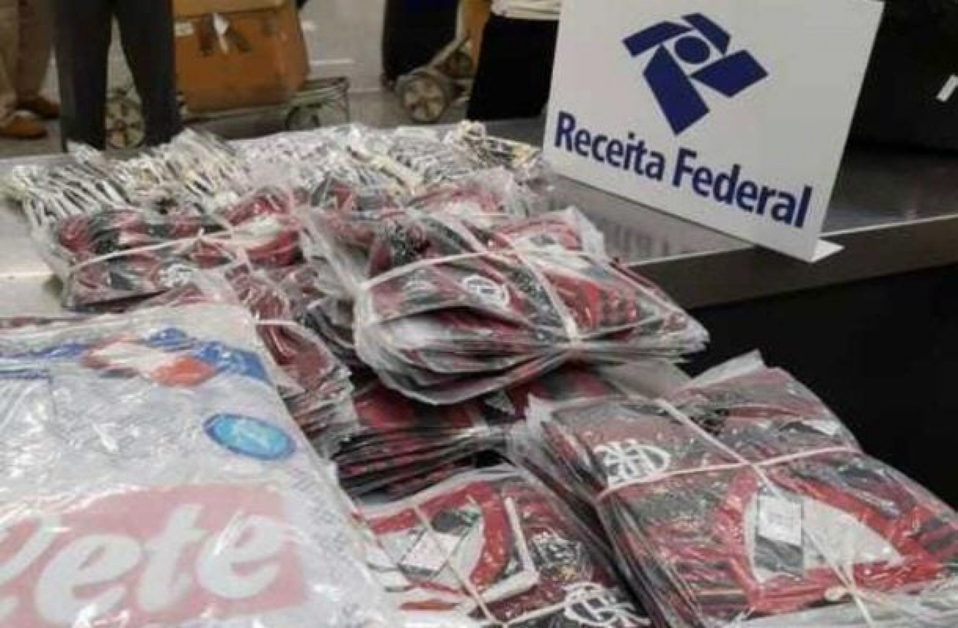 Receita Federal apreende 120 mil camisas piratas &agrave;s v&eacute;speras da Copa do Mundo