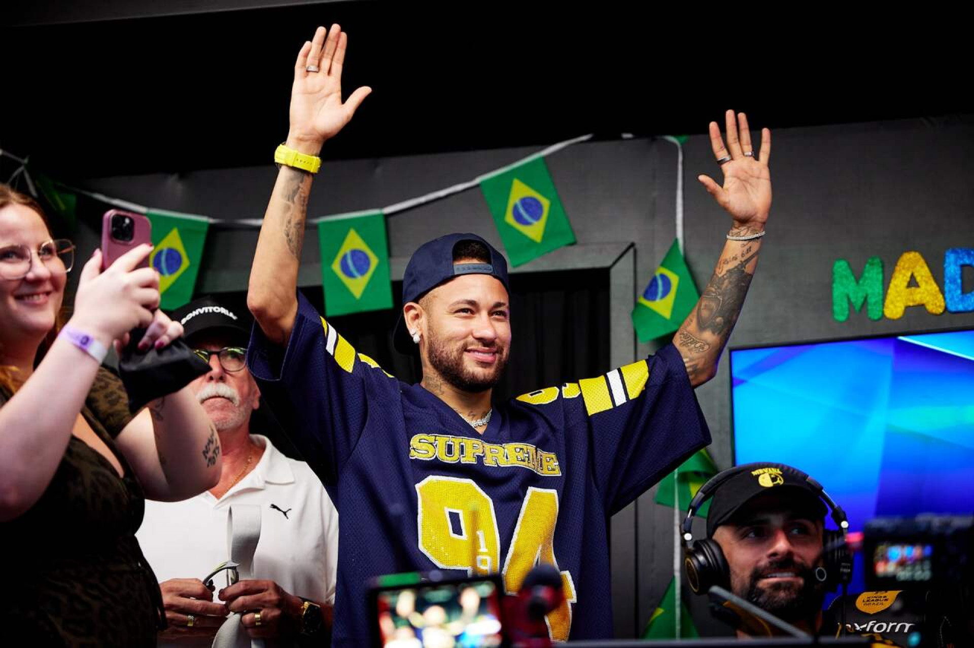 Torcedor v&ecirc; Neymar como esperan&ccedil;a do hexa na chegada do Brasil &agrave; Granja Comary