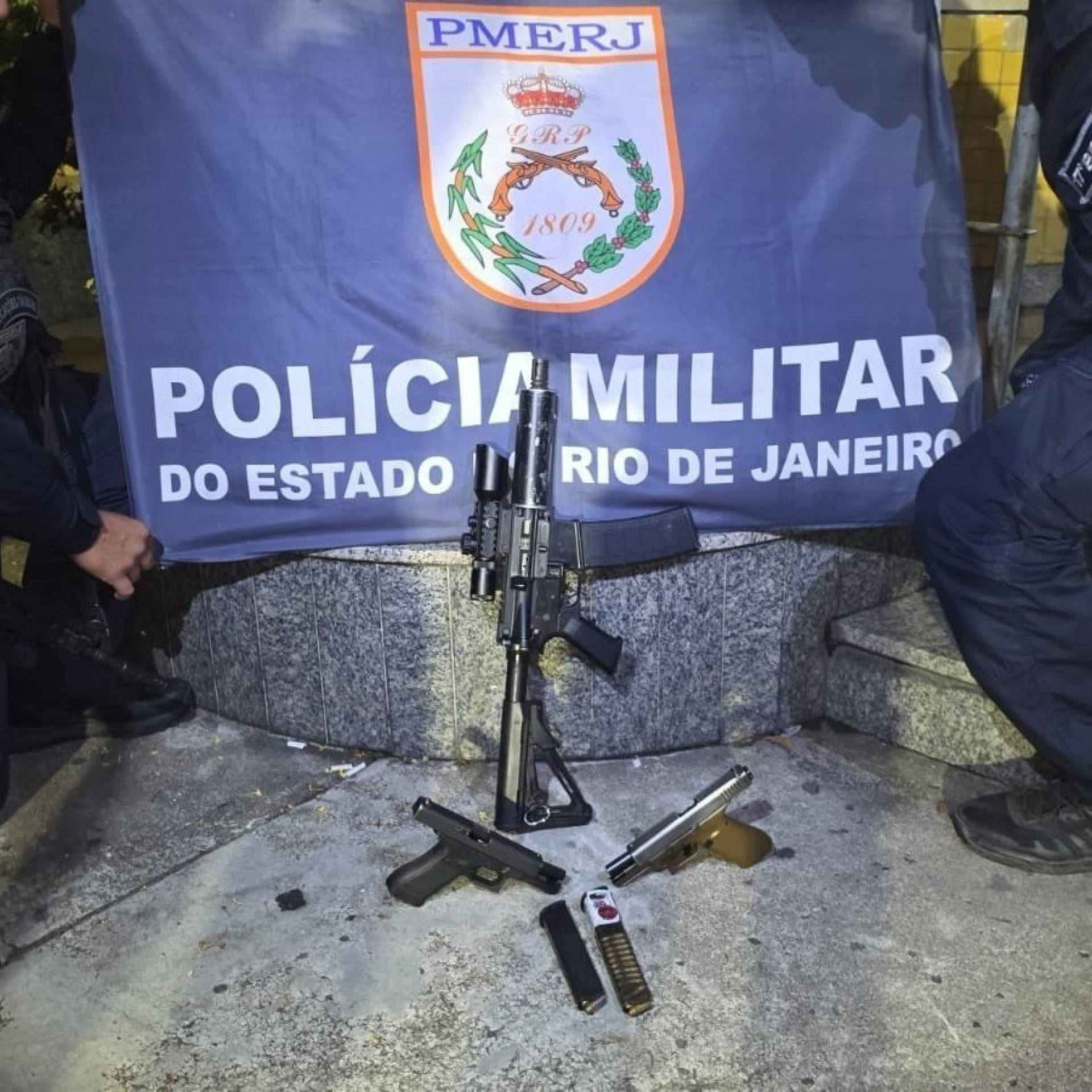 Armamento encontrado durante a ação na Ilha do Governador