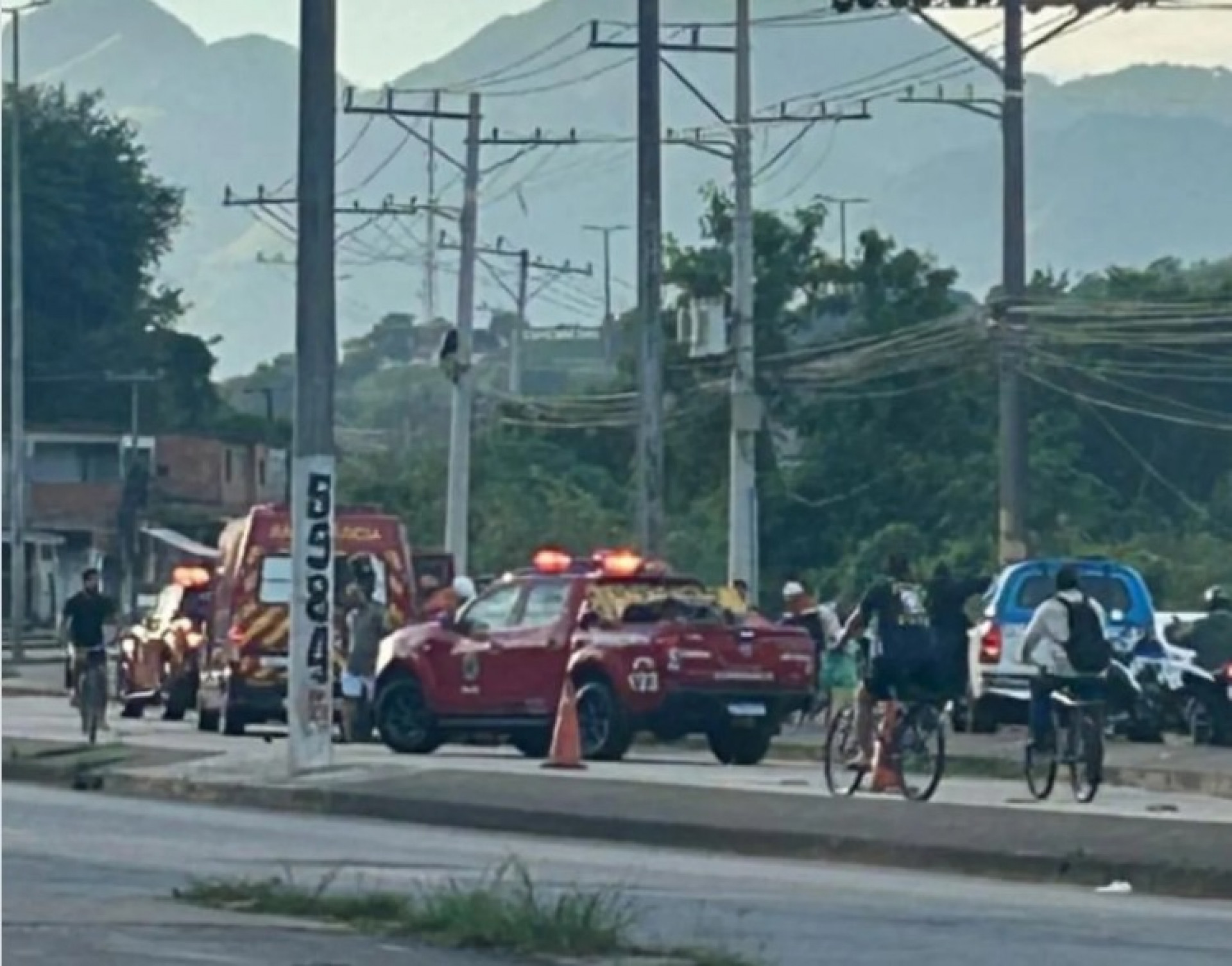 Acidente ocorreu na Avenida Cesário de Melo, próximo ao BRT Ana Gonzaga, em Inhoaíba - Reprodução / Redes sociais