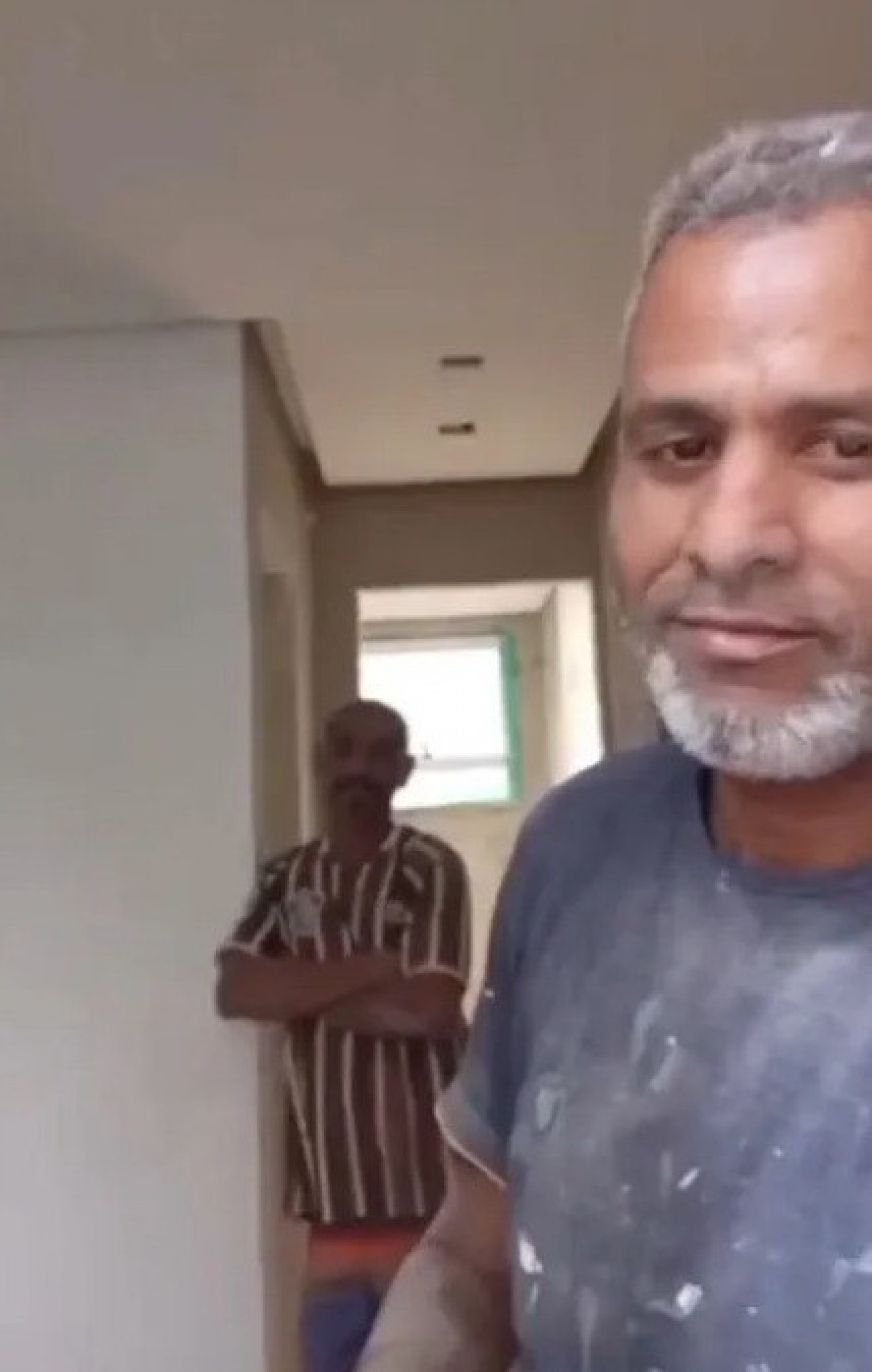 Na foto, Marcelo da Cruz Silva (camisa cinza), 41 anos, e Edivan Felipe de Assis, 46 (camisa de time)
