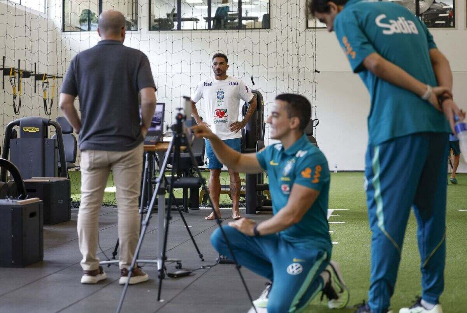 Sem Neymar e Danilo, Sele&ccedil;&atilde;o faz primeiro treino com bola na Granja Comary