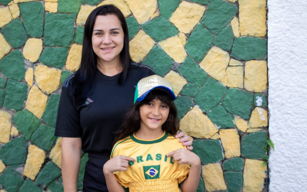 Camyla e a filha Antonella já estão em clima de torcida para a Copa do Mundo - Érica Martin / Agência O Dia